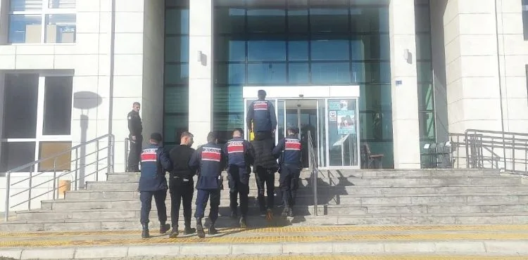 Hırsızlık yapan 2 kişi yakalandı