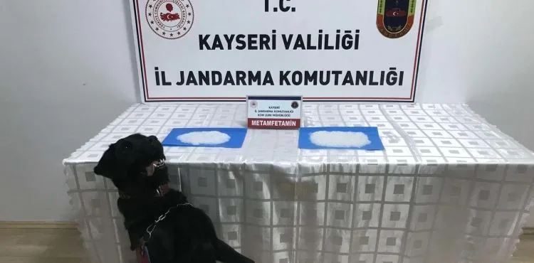Kayseri’den Sivas’a uyuşturucu götürmeye çalışan şüpheliye gözaltı