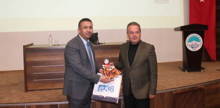 BÜYÜKŞEHİR’İN “DEĞER GENÇLİK” SEMİNERİNE KAYMAKAM KARACAN KONUK OLDU