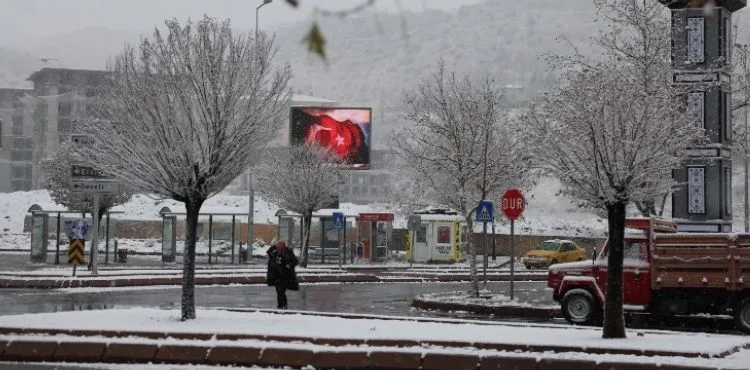 HACILAR BEYAZA BÜRÜNDÜ MEVSİMİN İLK KARI YAĞDI