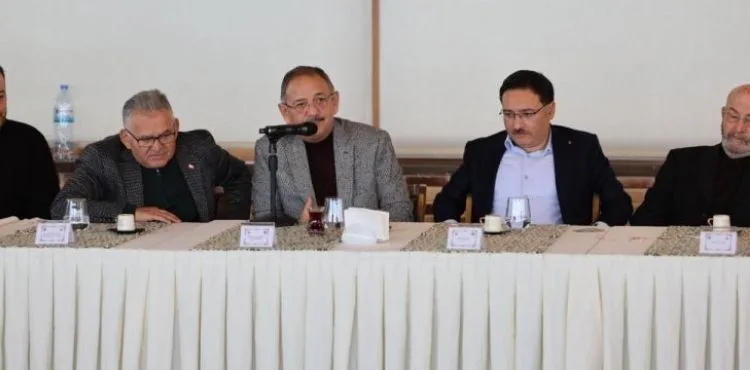 BÜYÜKKILIÇ, ÖZHASEKİ VE ÇİÇEK’TEN HAYIRSEVERLERLE “İSTİŞARE” TOPLANTISI