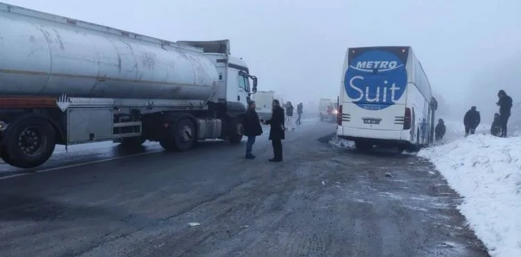 Kaza nedeniyle trafiğe kapanan yolda duramayan yolcu otobüsü de kazaya karıştı