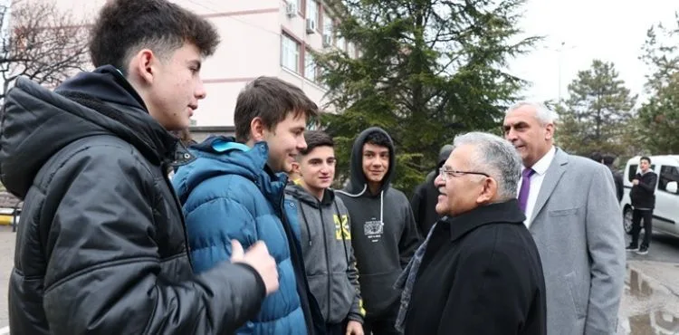 ÖĞRENCİ DOSTU BAŞKAN, GENÇLERLE KUCAKLAŞTI