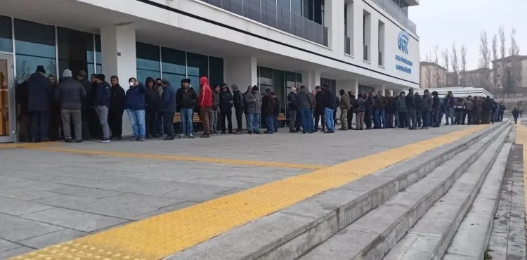 SGK önünde EYT yoğunluğu
