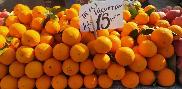Semt pazarında sebze ve meyve fiyatları