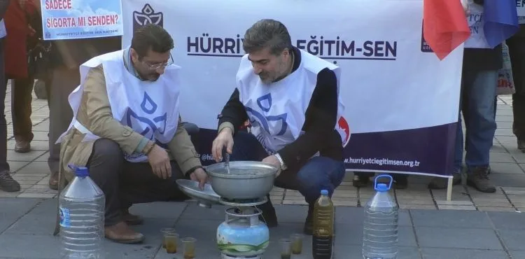 Taş kaynatan memurlar, en düşük maaşın yoksulluk sınırına çıkarılmasını istedi