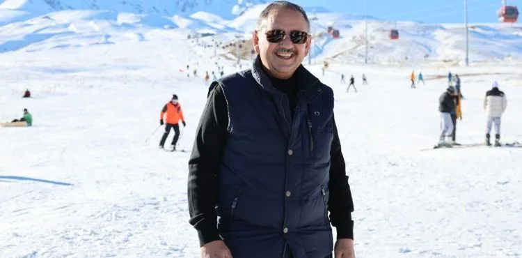 ÖZHASEKİ, “ERCİYES’İN ŞEHRİN EKONOMİSİNE KATKI SAĞLADIĞINI GÖRMEK, BENİM İÇİN BÜYÜK BİR MUTLULUK KAYNAĞIDIR”