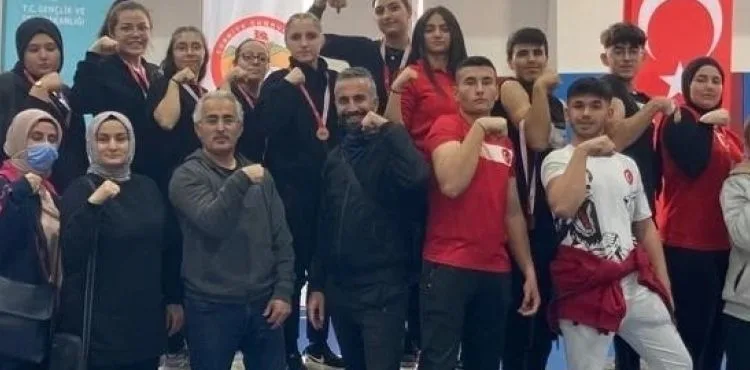 Bilek güreşi sporcuları 21 madalyayla döndü