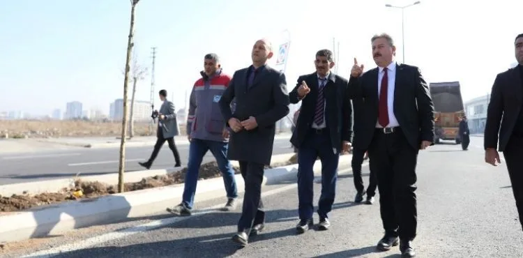 MELİKGAZİ İLÇEYİ DEVASA AĞAÇLARLA YEŞİLLENDİRMEYE DEVAM EDİYOR