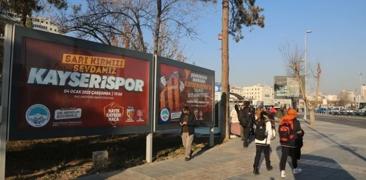 BAŞKAN BÜYÜKKILIÇ, KENTİ SARI KIRMIZI İLE DONATTI