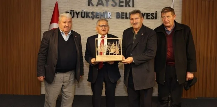 BAŞKAN BÜYÜKKILIÇ’A MUHTARDAN “500 FİDAN” JESTİ