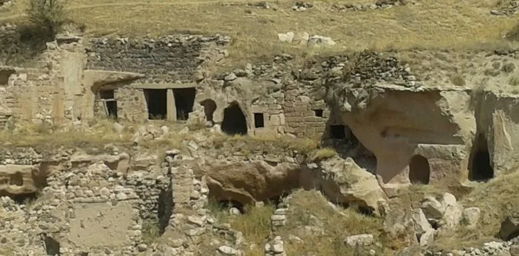 2 bin yıllık yeraltı mağaralarında defineci tahribatı