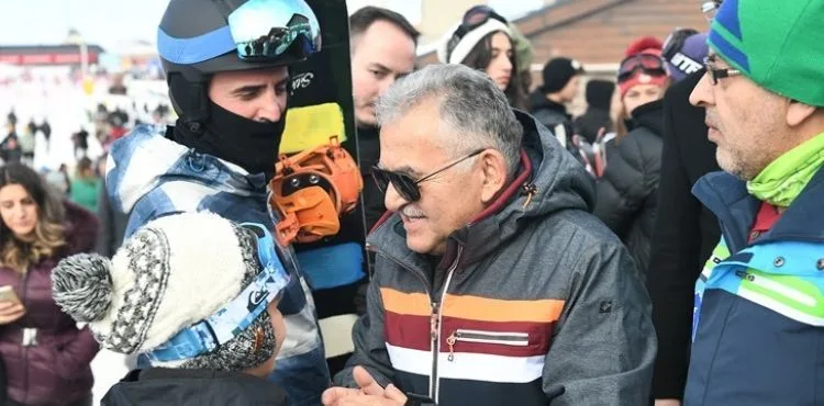 BAŞKAN BÜYÜKKILIÇ, YERLİ VE YABANCI TURİSTLERLE ERCİYES’TE BULUŞTU
