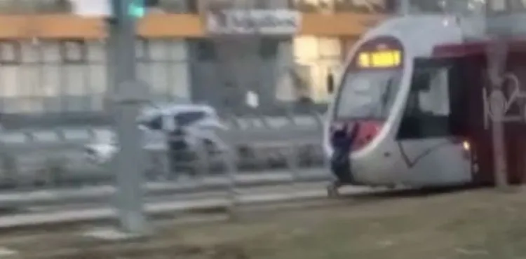 Tramvaya tutunan vatandaştan tehlikeli yolculuk