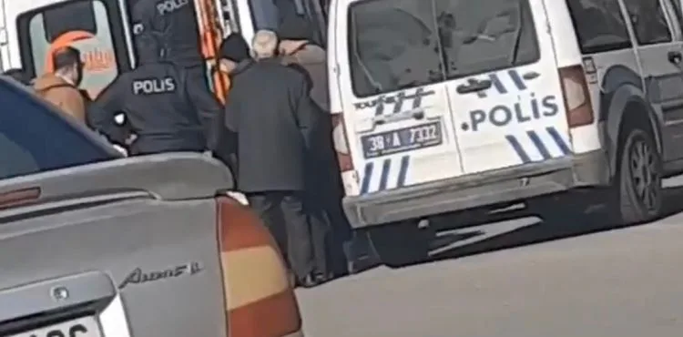 Namaz kıldıran cami imamını ve araya giren cemaat üyesini dövdü