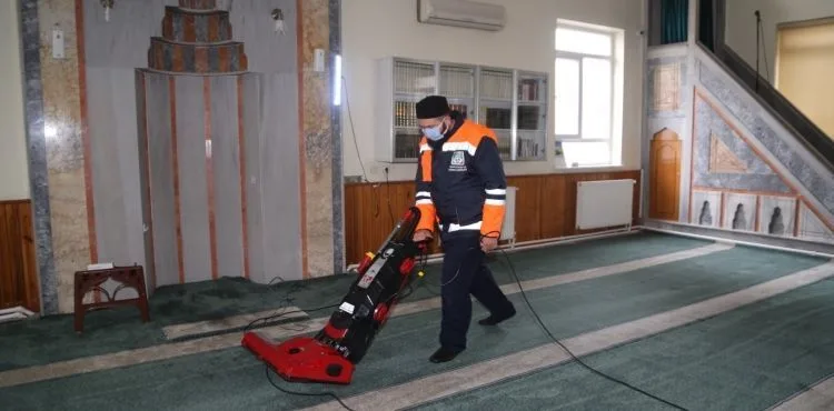 MELİKGAZİ’NİN CAMİLERİ SON TEKNOLOJİK ARAÇLARLA TEMİZLENİYOR