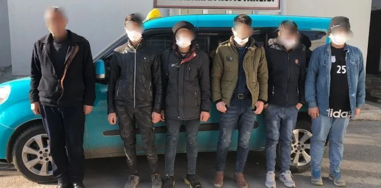 Şüphe üzerine durdurulan araçtan 5 kaçak göçmen çıktı