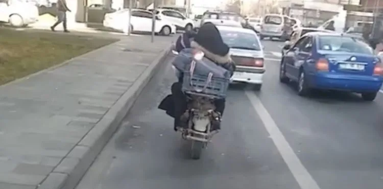 Motosiklette tehlikeli yolculuk