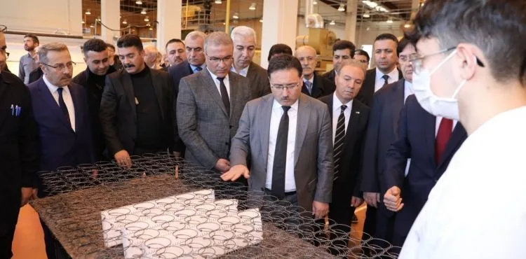 Bu okulda pamuktan ip, ipten kumaş ve kumaştan yatak üretiliyor