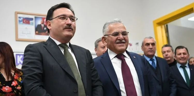 BAŞKAN BÜYÜKKILIÇ, VALİ ÇİÇEK İLE ÖĞRENCİLERİN KARNE SEVİNCİNE ORTAK OLDU