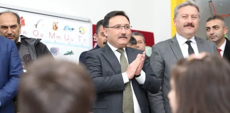 Vali Çiçek, Öğrencilerin Karne Heyecanına Ortak Oldu