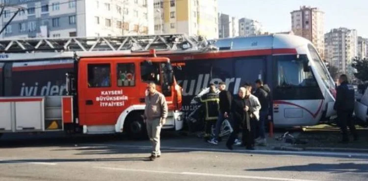 Kayseri’de İtfaiye aracı ve tramvay çarpıştı: 1 hafif yaralı