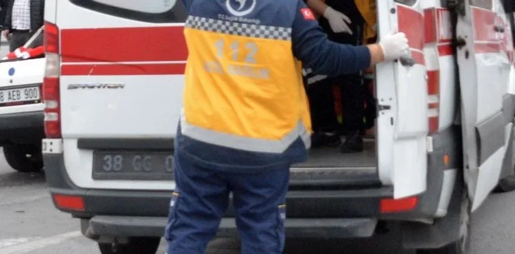 Kafasına kalas düşen işçi yaralandı