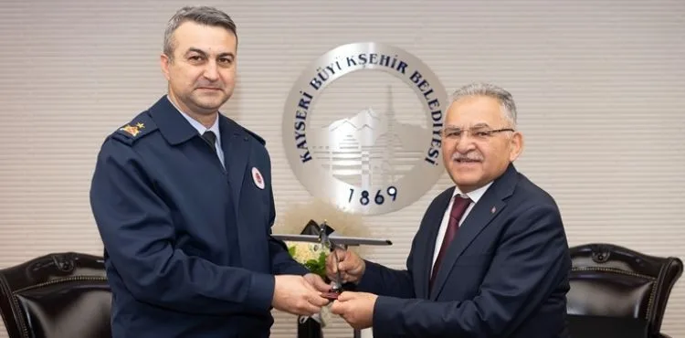 BAŞKAN BÜYÜKKILIÇ’A GARNİZON KOMUTANI TAŞAN’DAN ANLAMLI HEDİYE