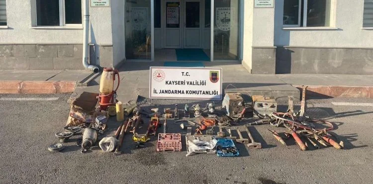 Şüphe üzerine yapılan aramada hırsızlık malzemeler bulundu