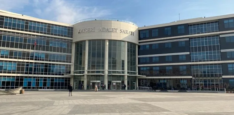 Kendini kamu görevlisi olarak tanıtıp dolandırıcılıkla suçlanan şahıs suçlamayı red
