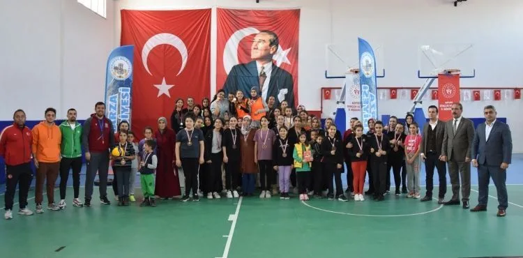 Tomarza’da anneler kızlar voleybol turnuvası tamamlandı