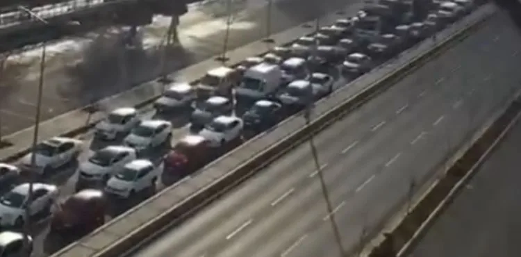 Bakan geçeceği için kapatılan yolda, vatandaşlardan kornalı tepki