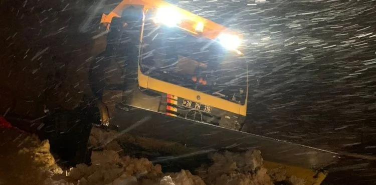 BÜYÜKŞEHİR, 116 KIRSAL MAHALLE YOLUNU ULAŞIMA AÇTI