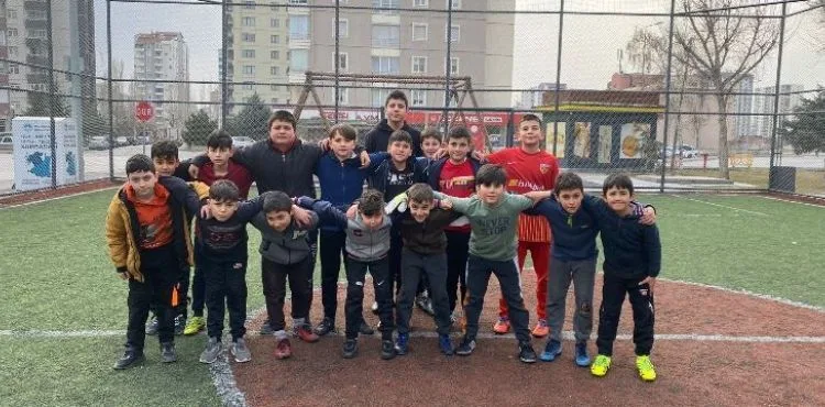 MELİKGAZİ’NİN FUTBOL KURSU İLE ÇOCUKLAR DAHA VERİMLİ VE KEYİFLİ ZAMAN GEÇİRİYOR