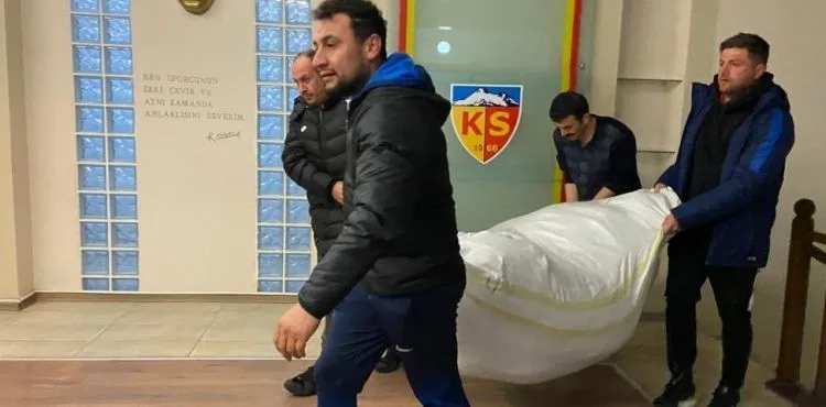 Kayserispor’dan afet bölgesine kışlık malzeme desteği