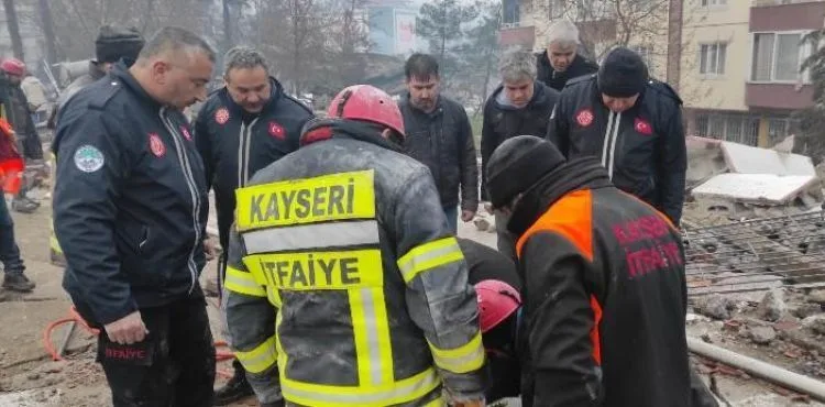 KAYSERİ BÜYÜKŞEHİR, DEPREM BÖLGESİNDE YARALARI SARIYOR