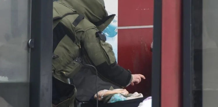 Otobüs durağına bırakılan şüpheli valizlerden kıyafet çıktı