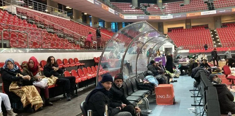 Kadir Has Kongre Merkezi Spor Salonu evine giremeyen vatandaşlar için kapılarını açtı