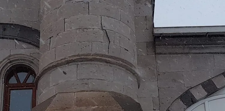 Şiddetli deprem sonrası cami minaresi çatladı