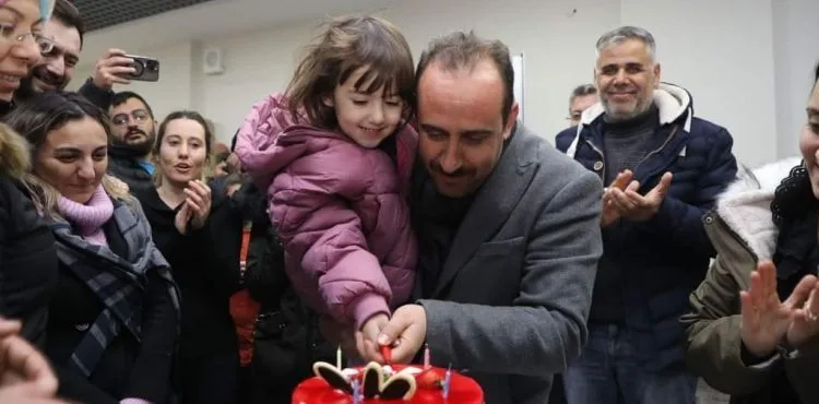 Başkan İlmek’ten minik depremzedeye doğum günü sürprizi