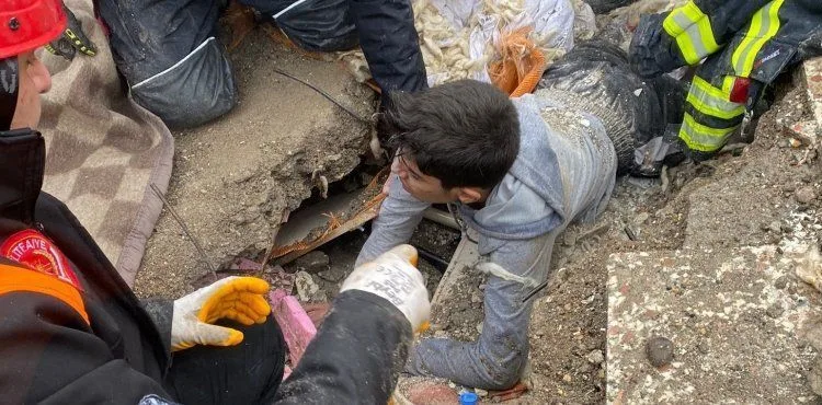KAYSERİ İTFAİYESİ, DEPREM BÖLGESİNDE 34 VATANDAŞI SAĞ KURTARDI
