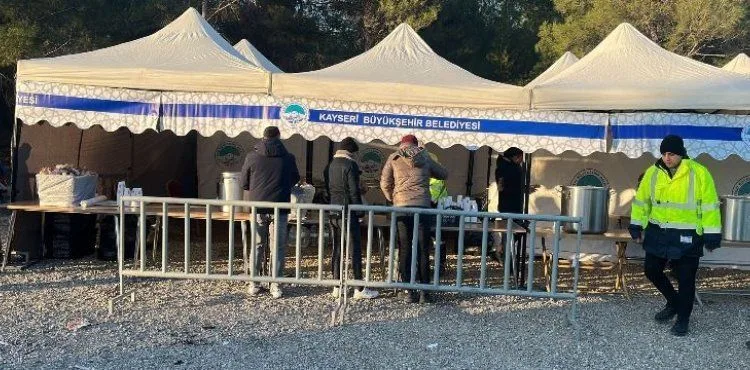 KAYSERİ BÜYÜKŞEHİR'DEN DEPREMZEDELER İÇİN SICAK ÇORBA VE DAĞITIM NOKTASI