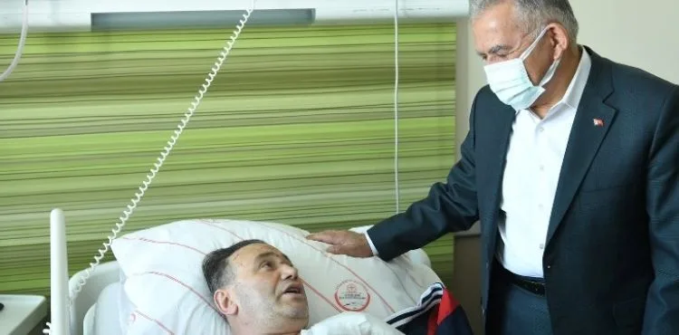 BAŞKAN BÜYÜKKILIÇ, YARALI DEPREMZEDELERİ HASTANEDE ZİYARET ETTİ