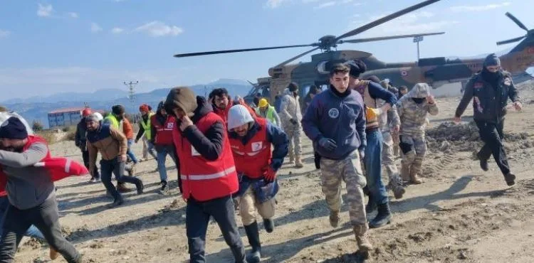 Kızılay gönüllüleri milletin yanında TSK’nın tahsis ettiği helikopterlerle yardım ulaştırılıyor