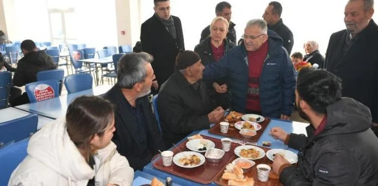 BAŞKAN BÜYÜKKILIÇ, DEPREMZEDELERİ KALDIKLARI YURTTA ZİYARET ETTİ