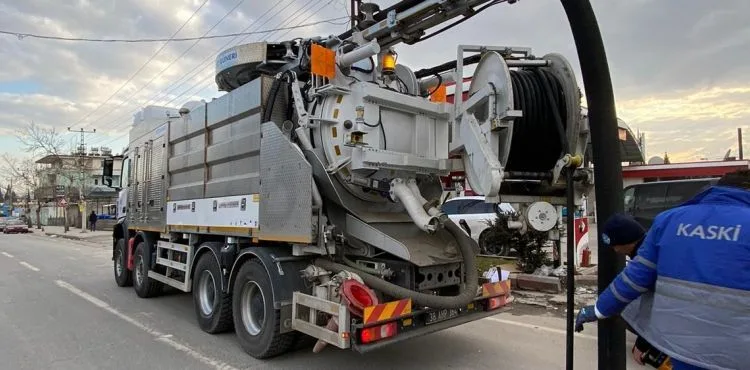 KAYSERİ BÜYÜKŞEHİR, DEPREM BÖLGESİNDE ALTYAPIYI YENİDEN FAALİYETE GEÇİRİYOR