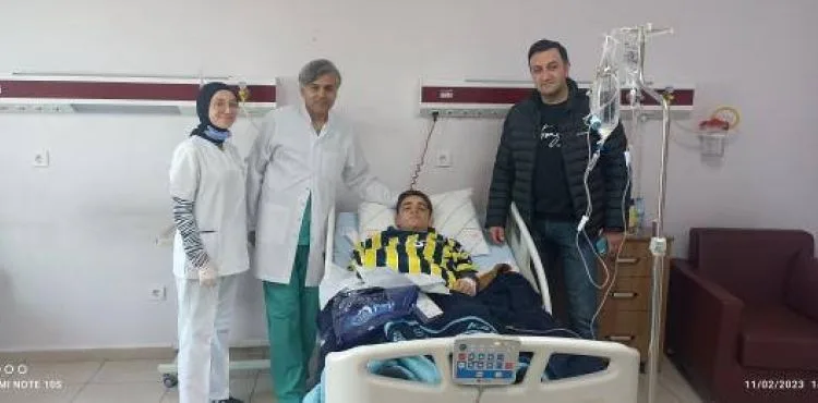 Kayseri’de tedavi gören Fenerbahçeli depremzedeye yeni forma hediye edildi