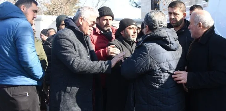 Zafer öğretmenin depremde yaşamını yitiren eşi, oğlu ve kayınvalidesi toprağa verildi
