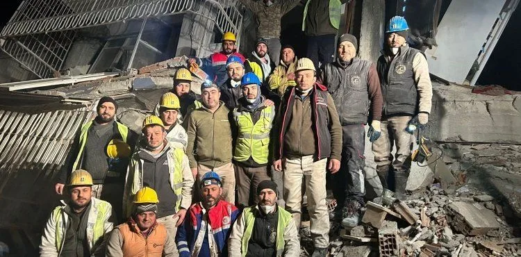 Kendi malzemeleri ile afet bölgesine giderek enkazdan 4 can kurtardı