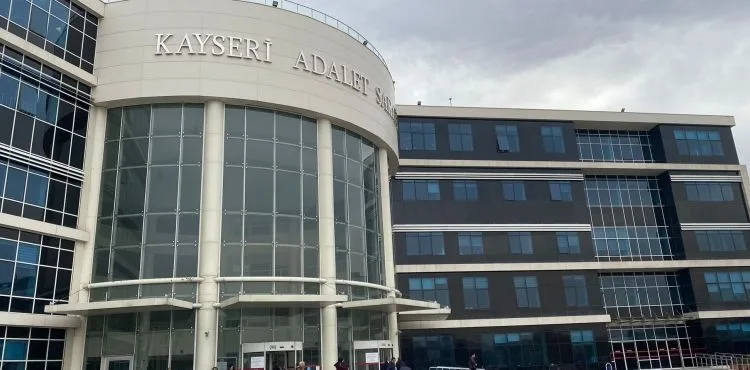 Ellerinde bıçakla gelin arabasının önünü kesen şahısların yargılanmasına devam edildi